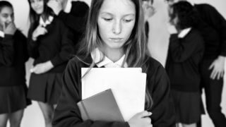 adolescente sofrendo bullying